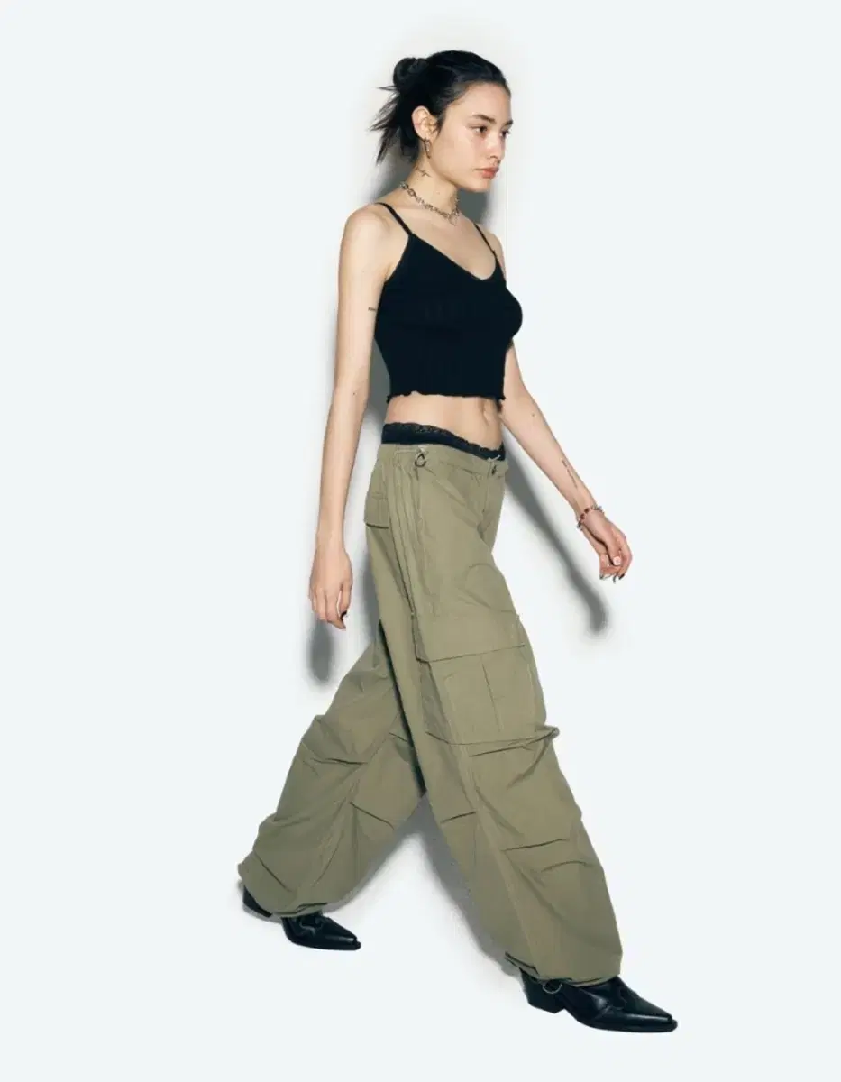 에즈이프 캘리 PARACHUTE CARGO PANTS KHAKI